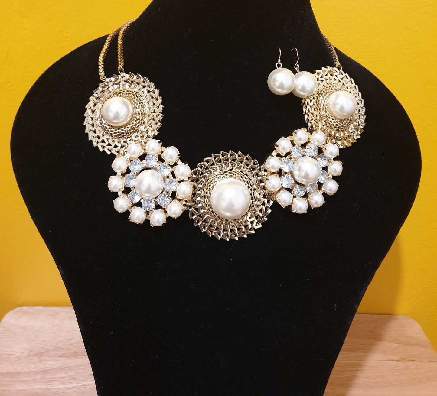 Stunning Gold Plated Infused With Pearls And Fashion Cryal Tones