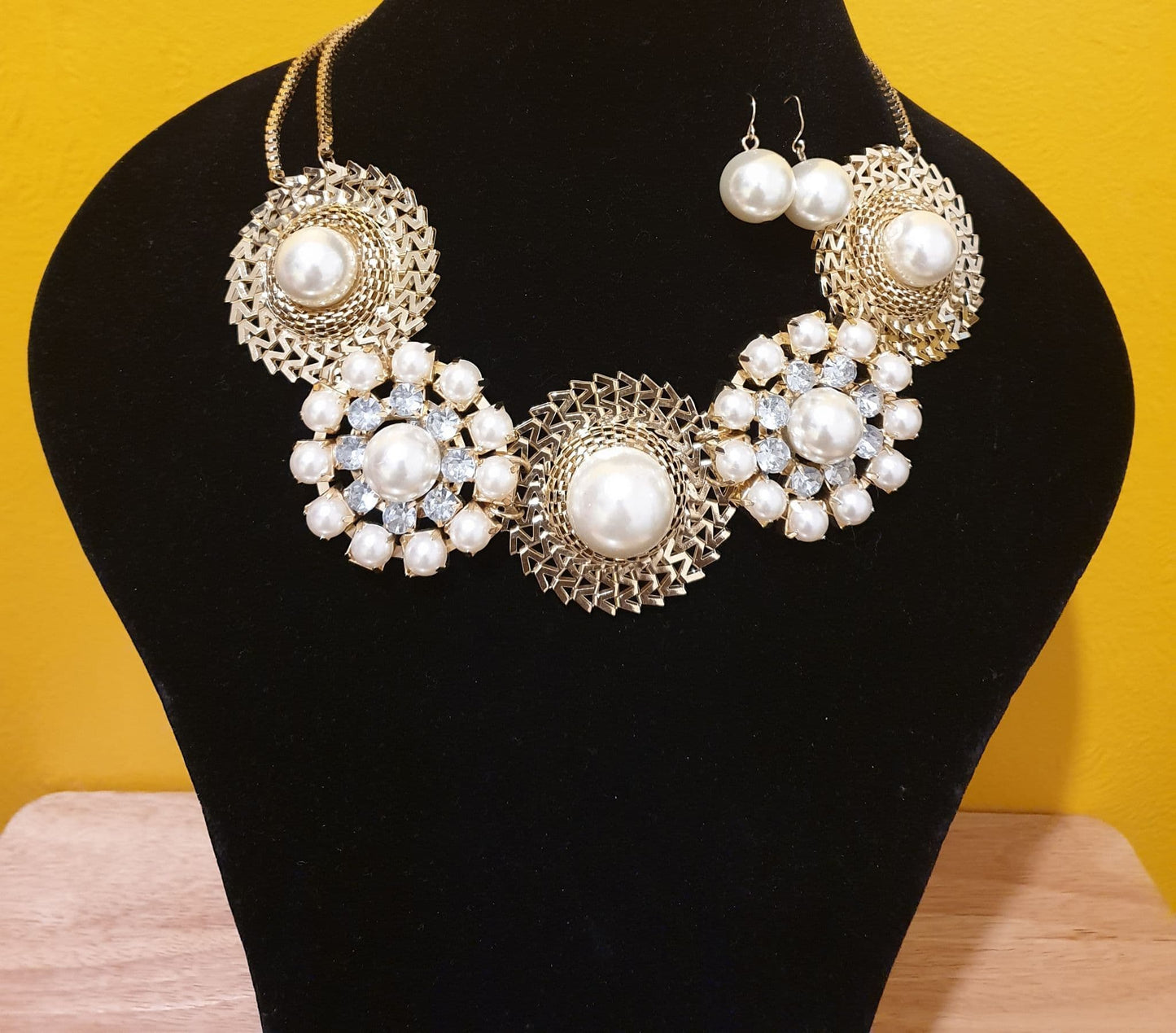 Stunning Gold Plated Infused With Pearls And Fashion Cryal Tones