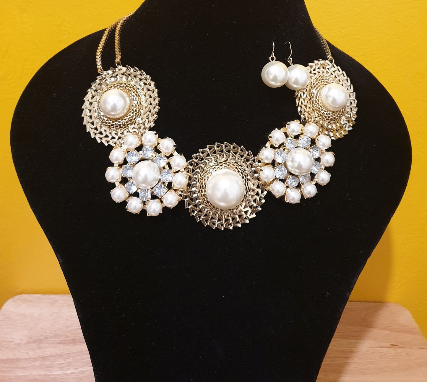 Stunning Gold Plated Infused With Pearls And Fashion Cryal Tones